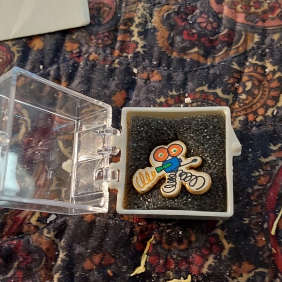 Enamel pin and cap . Collector's items - Picture 2 of 7